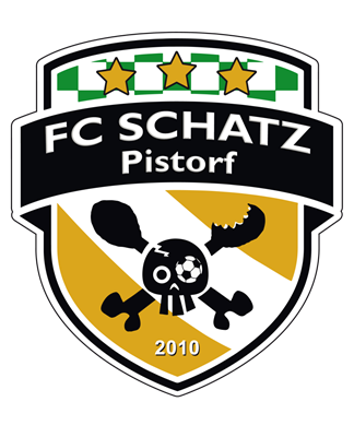 Wappenähnliches Logo in Schwarz, dunkelgelb und grün; vor schwarzem hintergrund der Schriftzug FC Schatz Pistorf leicht geschwungen; darunger auf schräg verlaufenden Streifen dunkelgelb-weiß in schwarz eine Art Totenkopf